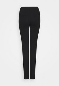 Černé kalhoty s přiléhavým střihem, elastickým pasem a dvěma zadními kapsami. Vyrobeno z hladkého materiálu s jemnou texturou.