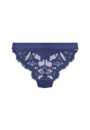 Donkerblauwe kanten vrouwenondergoed met bloemenpatronen en een stevige tailleband, plat gelegd op een witte achtergrond.