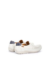 Hvide slip-on sko med perforeret overdel, brune læderdetaljer og grå hæl. Gummisål med tekstureret design for greb.