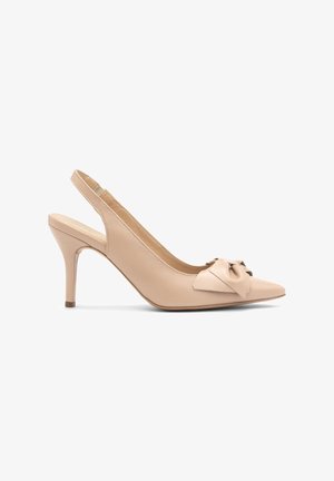 Nude leren slingback pump met een spitse neus en een decoratieve strikdetail aan de voorkant; dunne hak en open achterkant ontwerp.