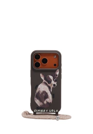 Funda de teléfono negra con una ilustración pintada de un perro pequeño y el texto "BIMBA Y LOLA", sujeta a una correa trenzada beige.