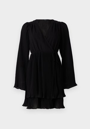 Robe portefeuille plissée noire à manches longues, taille ajustée et jupe à volants superposés. Tissu lisse avec une texture douce et fluide.