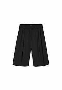 Sorte skræddersyede knælange shorts med bæltestropper og forreste læg lagt fladt på en hvid baggrund.