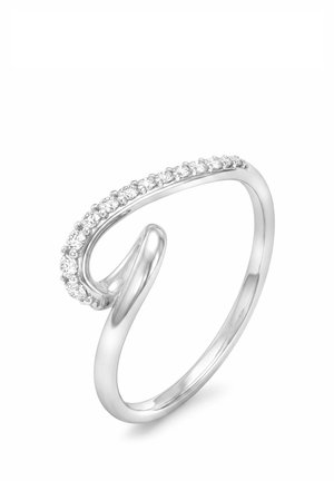 Silberner Ring mit geschwungenem, offenem Design, eine Seite glatt und die andere mit kleinen runden, klaren Edelsteinen besetzt.