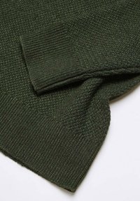 Grüner Strickpullover mit strukturierter Oberfläche, mit gerippten Bündchen und Saum, aus einem weichen, mittelschweren Stoff.