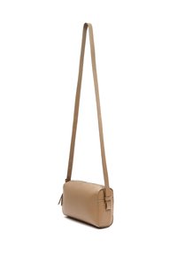 Borsa a tracolla piccola in pelle beige con lunga tracolla regolabile e chiusura con zip su uno sfondo bianco.