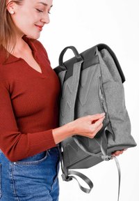 Šedý textilní batoh s černými akcenty, vybavený síťovanými bočními kapsami, nastavitelnými popruhy a zipovou kapsou vpředu.