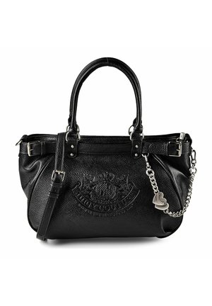 Schwarze Lederhandtasche mit zwei Griffen, verstellbarem Schulterriemen, geprägtem Logo und silbernem herzförmigem Anhänger an einer Kette.