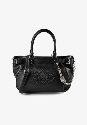 Sac à main en cuir noir avec doubles poignées, sangle d'épaule réglable, logo embossé et breloque en forme de cœur argentée sur chaîne.