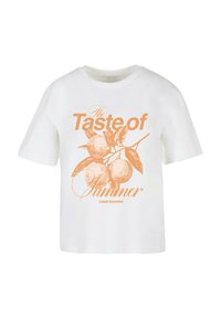 Tricou alb din bumbac cu mâneci scurte. Are un design grafic piersici în portocaliu, cu textul "Gustul verii, Soarele lichid."