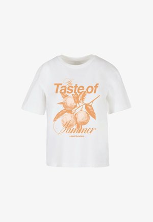 Witte katoenen t-shirt met korte mouwen. Heeft een perzikachtige grafische afbeelding in oranje met de tekst "De Smaak van Zomer Vloeibare Zonneksicht."