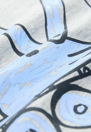 Szara tkanina z wyraźnymi czarnymi konturami i jasnoniebieskimi wzorami, tworząca teksturowany, abstrakcyjny wzór z zakrzywionymi kształtami.