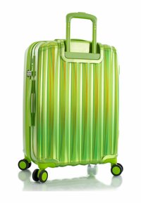 Valigia rigida verde con scanalature verticali, superficie testurizzata, manico estensibile e quattro ruote nere.