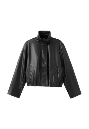 Schwarze Kunstlederjacke mit hohem Kragen, langen Ärmeln, zwei Fronttaschen und elastischem Bund vor weißem Hintergrund.