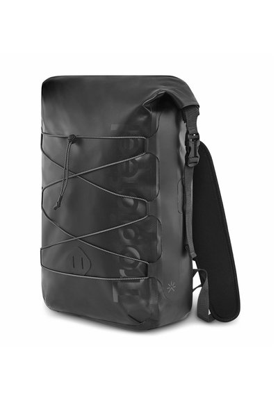 Mochila impermeable negra con cierre enrollable, detalles de cordón elástico, correa de hombro acolchada y superficie texturizada con un logotipo.