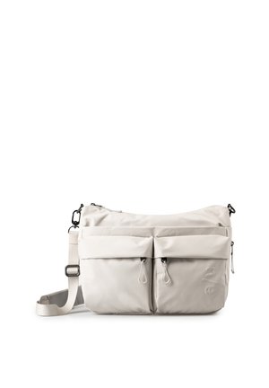 Hellgraue Umhängetasche mit verstellbarem Riemen, zwei vorderen Reißverschlusstaschen und geprägttext auf der unteren rechten Tasche.