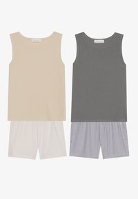 To sæt natteset: en beige ærmeløs tanktop med ribbet tekstur, parret med off-white stribede shorts; en grå tanktop med matchende stribede shorts.