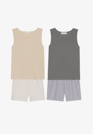 To sæt natteset: en beige ærmeløs tanktop med ribbet tekstur, parret med off-white stribede shorts; en grå tanktop med matchende stribede shorts.