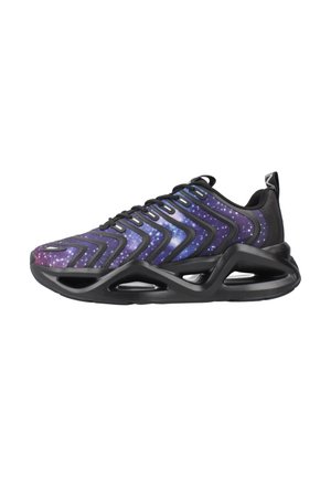 Zapatillas deportivas con una base negra, que presentan un patrón de galaxia púrpura, parte superior texturizada y una suela acolchada con detalles recortados.