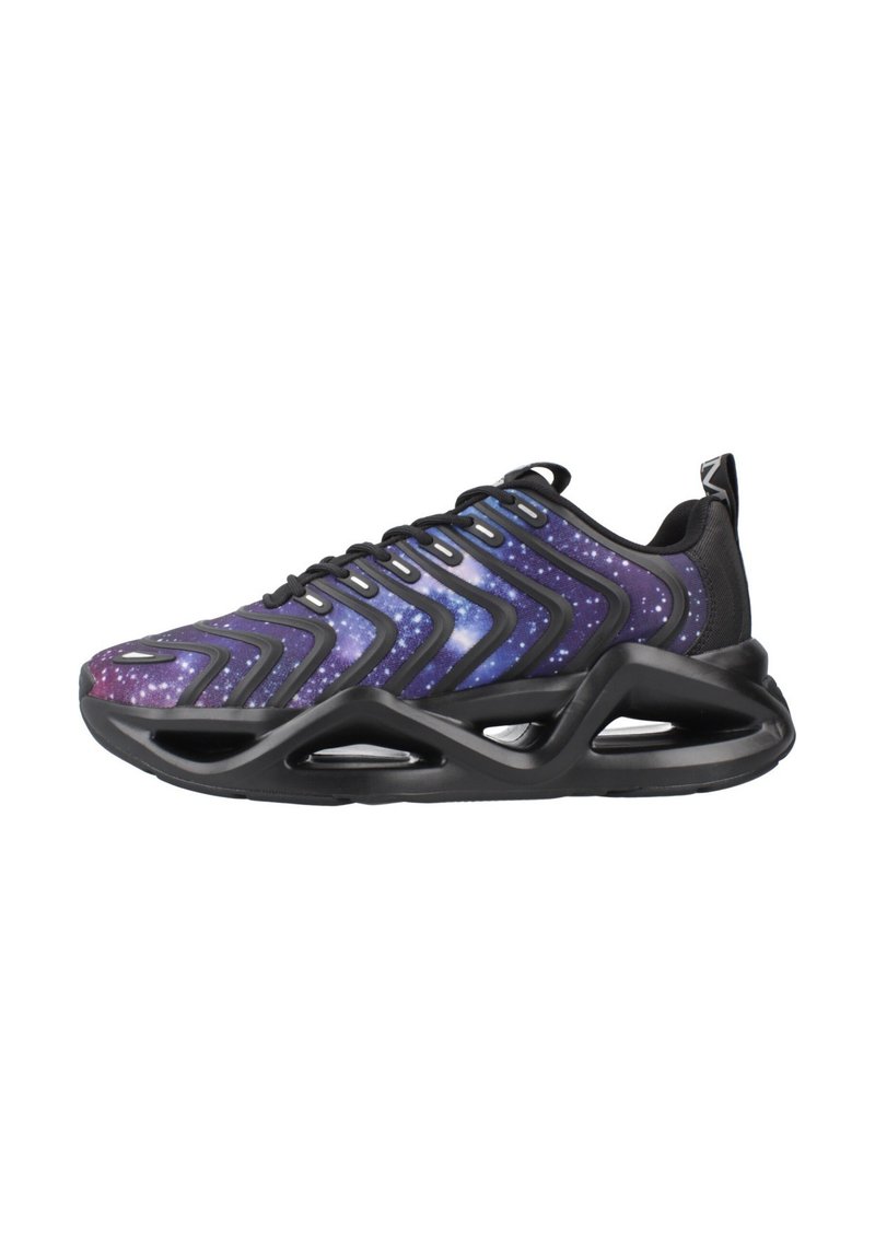Scarpe sportive con una base nera, caratterizzate da un motivo galattico viola, upper testurizzato e una suola imbottita con dettagli a intaglio.