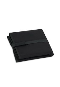 Organizer in tessuto nero, piegato ordinatamente con una fascia elastica nera per la chiusura. Texture liscia, forma rettangolare, senza motivi o accenti visibili.