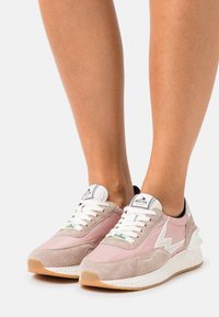 MOA - Master of Arts Sneakers - pink