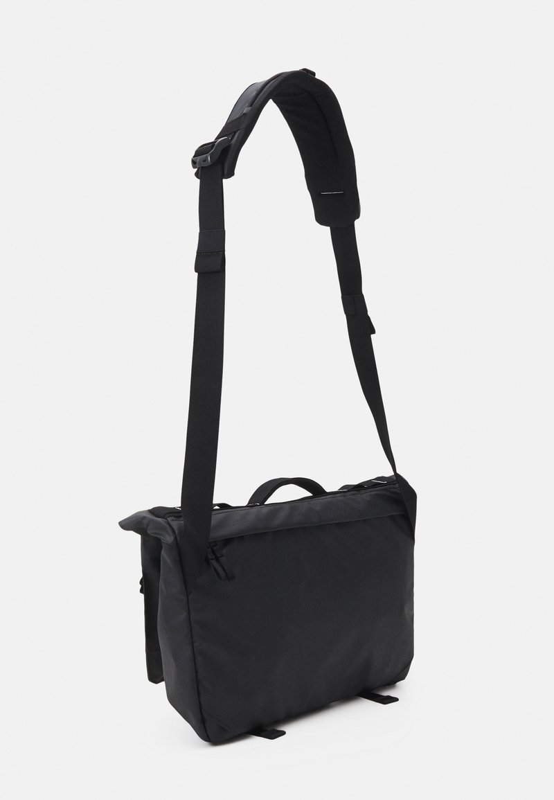 The North Face BASE CAMP VOYAGER MESSENGER BAG UNISEX 