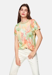 Kurzärmliges T-Shirt in Pastellfarben mit einem floralen Muster in Grün und Koralle, aus weichem Stoff mit lockerem Schnitt.