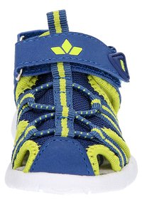 Blaue und neongelbe Kinder-Sportsandale mit verstellbarem Riemen, Obermaterial aus Netzgewebe und Gummisohle, ausgestattet mit elastischen Schnürsenkeln und Ausschnitten.