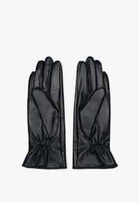 Pár černých kožených rukavic se stahovanými zápěstími, položených na rovné ploše dlaněmi vzhůru na bílém pozadí.