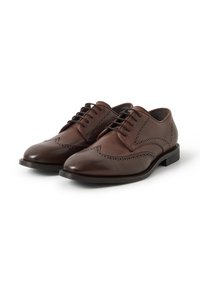 Braune Leder-Dressschuhe mit glatter Oberfläche, Flügelspitzen-Design, perforierten Details und Schnürverschluss. Niedriger gestapelter Absatz.