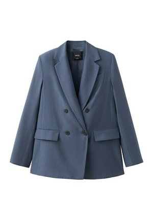 Blazer azul de doble botonadura con solapas con muesca, cuatro botones negros, dos bolsillos delanteros con solapa y un bolsillo de ojal en el pecho.