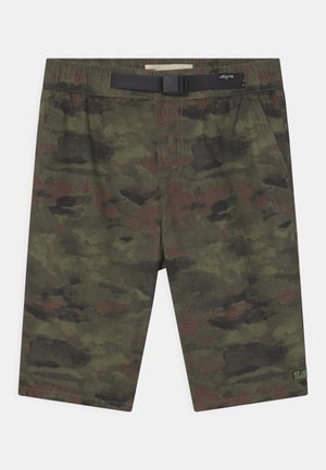 Spodenki w kamuflażu o połączeniu ciemnozielonych i brązowych kolorów, elastyczny pas, czarny pasek i kieszenie boczne. Strukturana tkanina.