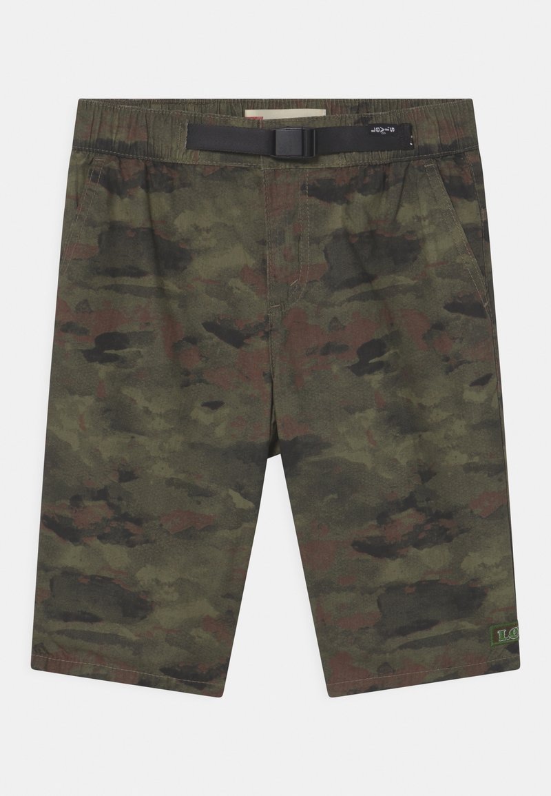 Shorts en camouflage avec un mélange de couleurs vert foncé et marron, taille élastique, ceinture noire et poches latérales. Tissu texturé.