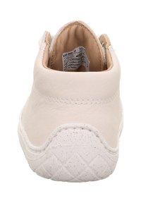 Cremfarbene Ledersneaker mit einer strukturierten weißen Gummisohle, die eine glatte Rückseite und genähte Details aufweist. Enthält ein sichtbares Etikett innen.