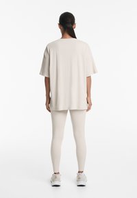OYSHO SHORT SLEEVE - T-shirt basique - stone