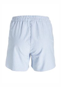 Randiga blå herrshorts i lättviktig tyg. Har en elastisk midja och en avslappnad passform, med vertikala vita ränder.