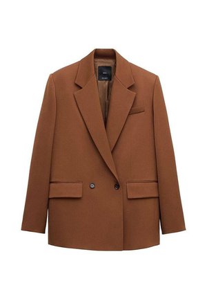 Blazer marrone doppiopetto con rever a incavo, due tasche frontali con patta, una tasca sul petto e chiusura con bottoni, esposto su sfondo bianco.