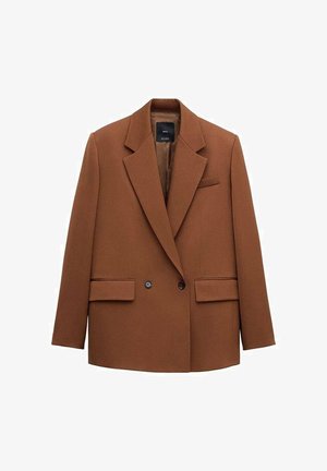 Brauner Doppelreiher-Blazer mit Kerbkragen, zwei vorderen Pattentaschen, einer Brusttasche und Knopfverschluss, dargestellt vor weißem Hintergrund.