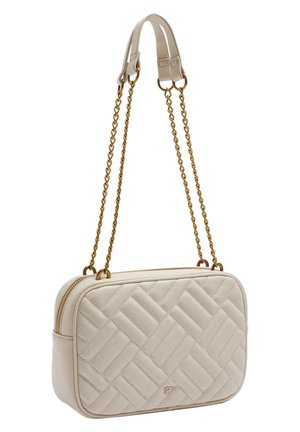 Beige gesteppte Umhängetasche mit rechteckiger Form, goldfarbener Kettenriemen und glatter Oberfläche. Verfügt über einen Reißverschluss und dezente Branding-Details.