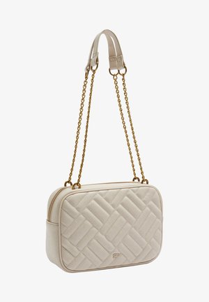 Sac bandoulière matelassé beige de forme rectangulaire, avec une chaîne dorée et une finition lisse. Dispose d'une fermeture éclair et d'un détail de marque discret.