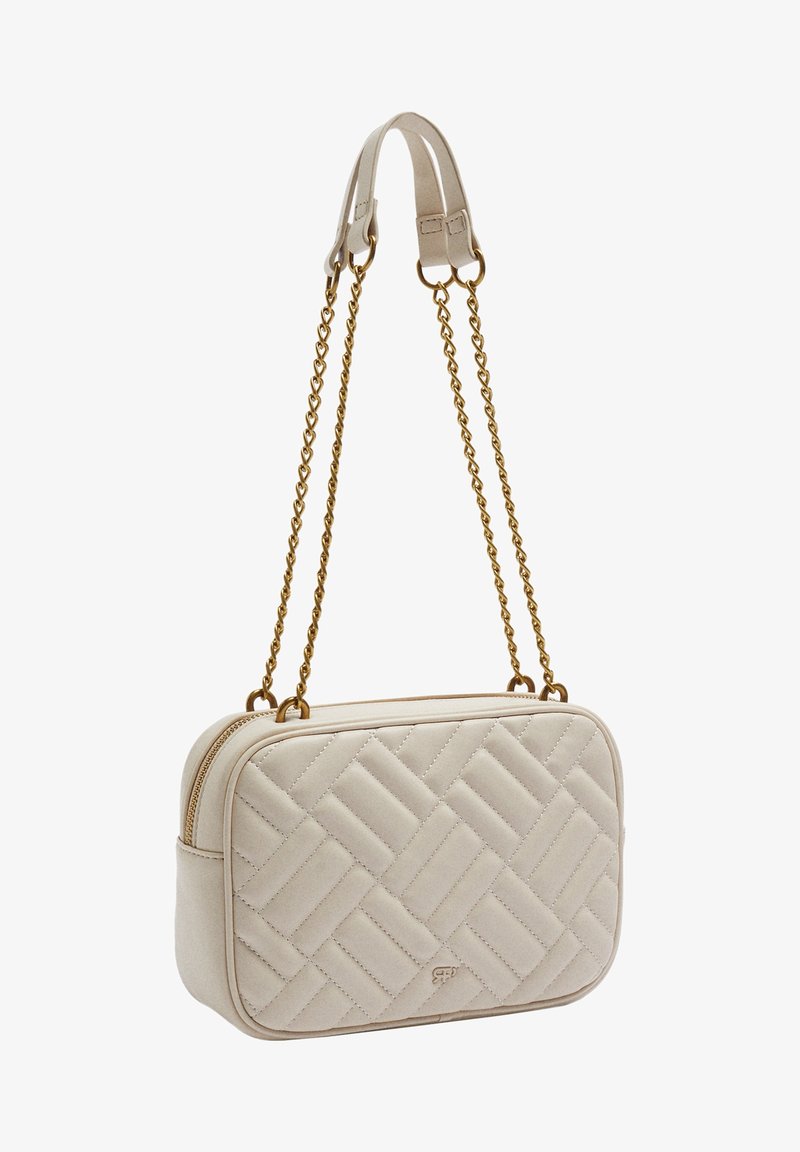 Sac bandoulière matelassé beige de forme rectangulaire, avec une chaîne dorée et une finition lisse. Dispose d'une fermeture éclair et d'un détail de marque discret.
