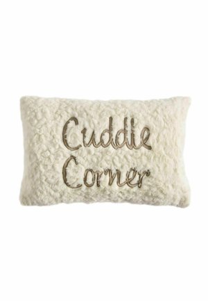 Rechteckiges, cremefarbenes Plüschkissen mit strukturierter Oberfläche, bestickt mit den Worten "Cuddle Corner" in braunem Garn.