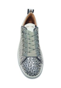 Silberne geflochtene Turnschuhe mit runder Zehenpartie, grauen Schnürsenkeln und einer weißen Gummisohle. Verfügt über eine dezente Textur und eine Schlaufe an der Ferse.