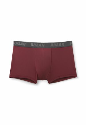 Mørkerøde herre boxershorts med en mørkegrå linning med brandnavnet gentaget i lysegrå bogstaver.