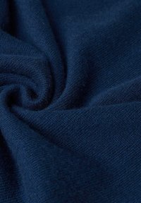 Marineblaue, weiche und strukturierte Stoff mit glatter Oberfläche, der ein leicht geripptes Muster aufweist, elegant drapiert und leicht gedreht.