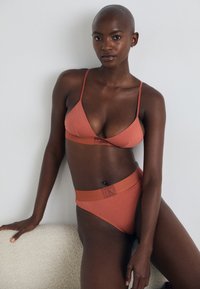 Calvin Klein Underwear THONG CK ESTABLISHED - Stringi - bruschetta