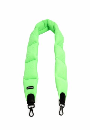 Sangle d'épaule rembourrée vert fluo avec un design matelassé, équipée de clips en métal noir à chaque extrémité et d'un patch logo. Texture douce.