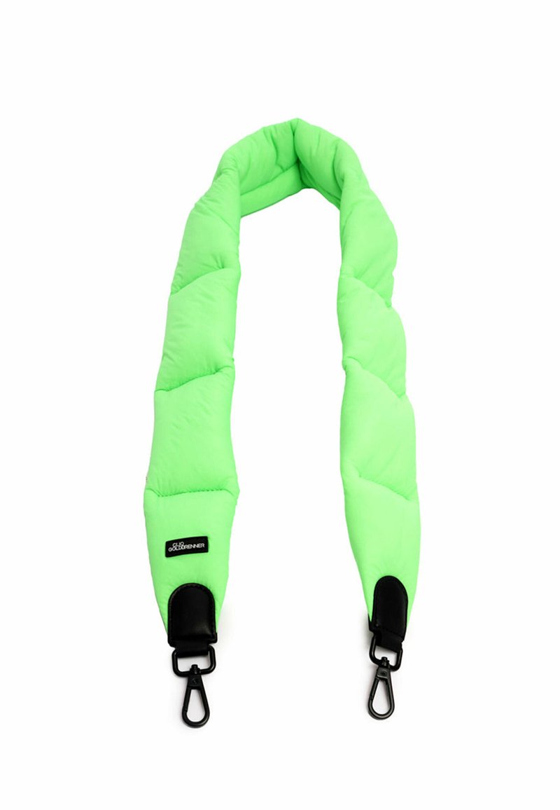 Neon groene gewatteerde schouderband met een gewatteerd ontwerp, voorzien van zwarte metalen clips aan beide uiteinden en een logo patch. Zachte textuur.