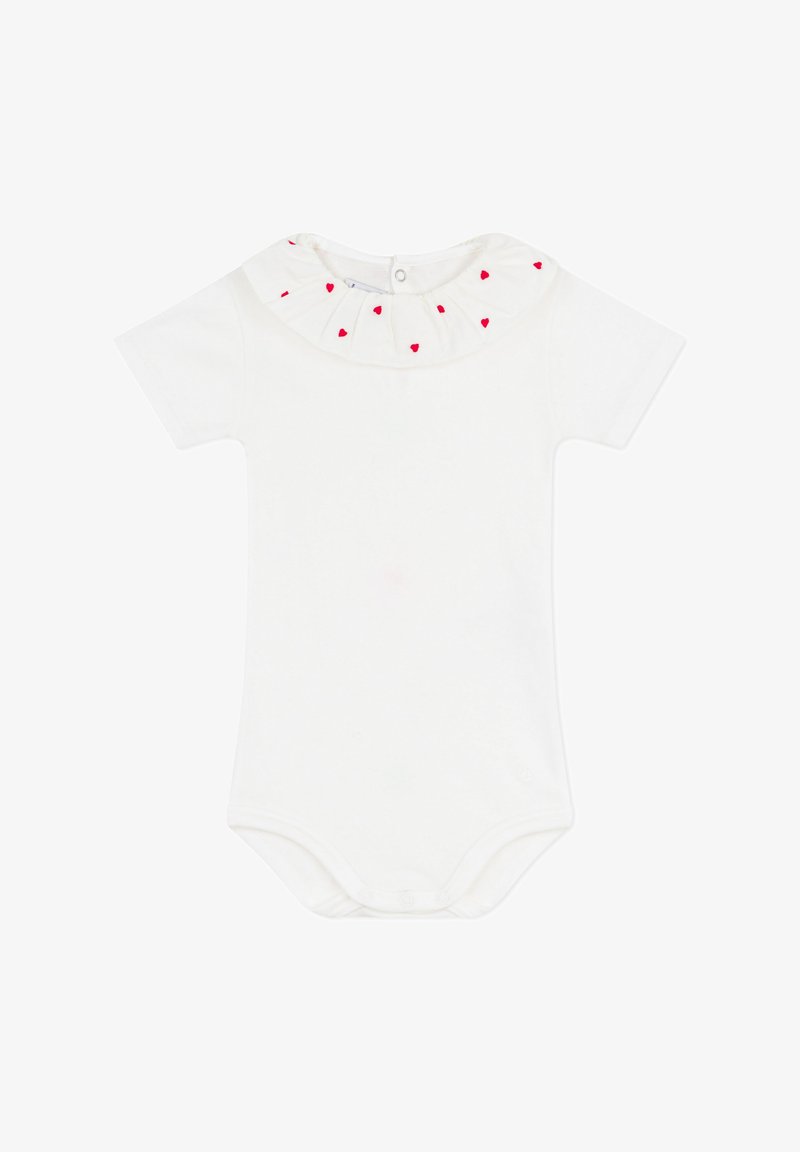Body blanc à manches courtes avec un col à volants orné de petits motifs de cœurs rouges et une fermeture à pressions à l'arrière et à l'entrejambe.